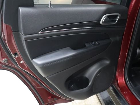 Used 2019 Jeep Grand Cherokee Limited image 18