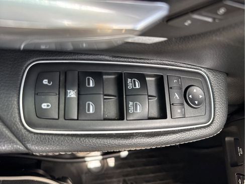 Used 2019 RAM 1500 Laramie AWD/4WD image 40