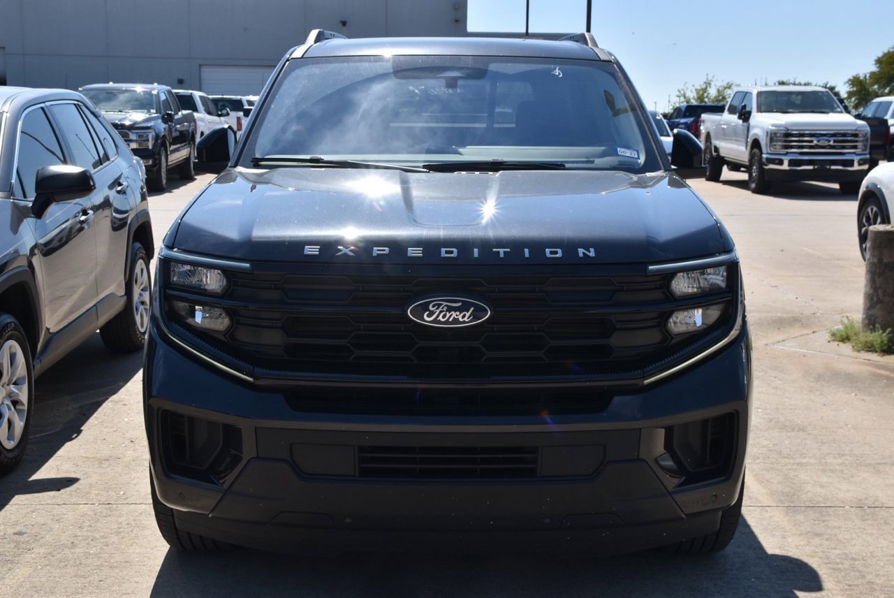 Used 2025 Ford Expedition Active RWD image 3