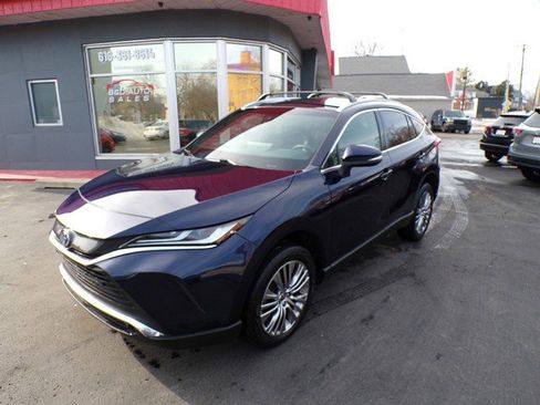 Used 2022 Toyota Venza XLE image 1