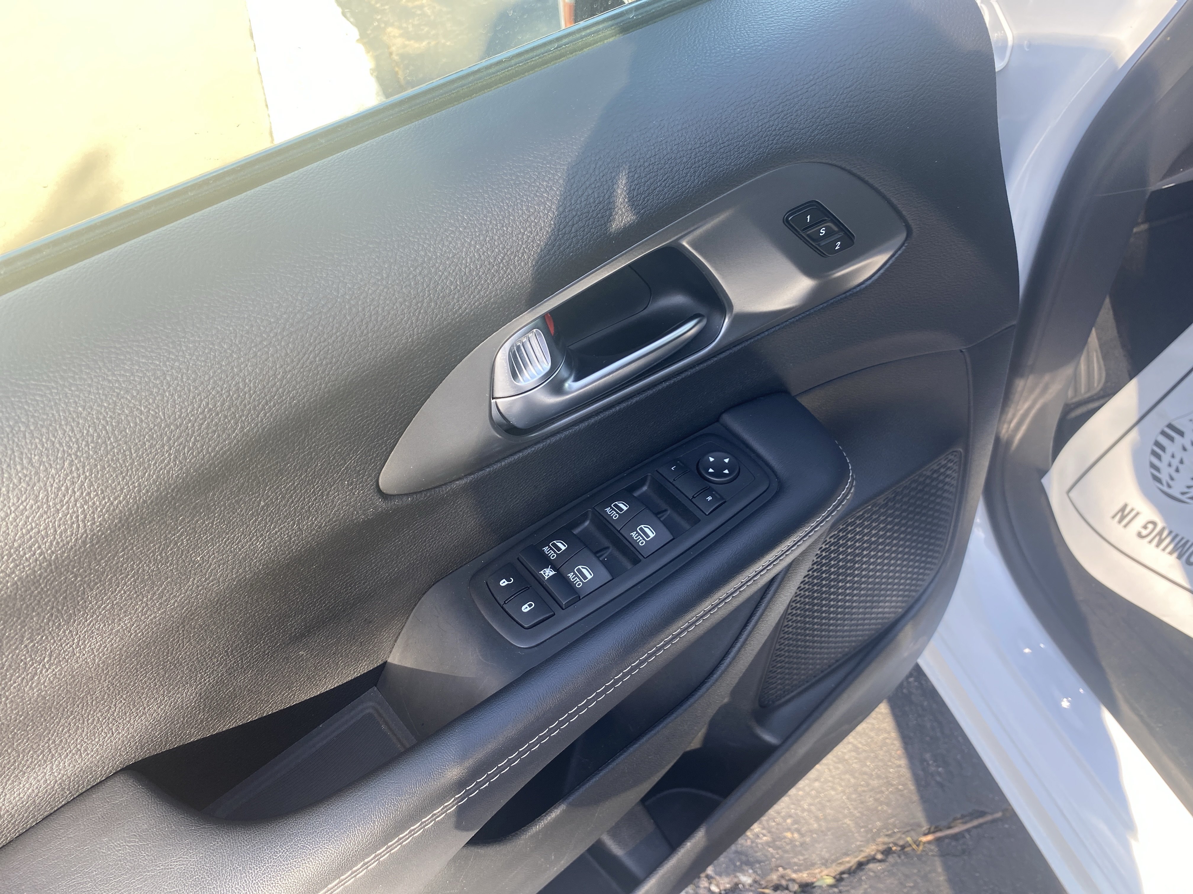 Used 2025 Chrysler Pacifica Select FWD image 8