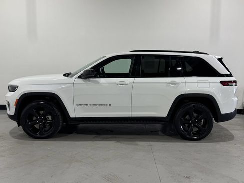Used 2024 Jeep Grand Cherokee Limited w/ Luxury Tech Group II AWD/4WD image 14