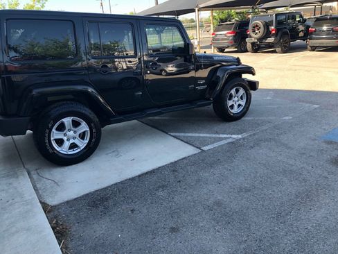 Used 2014 Jeep Wrangler Unlimited Sahara image 4