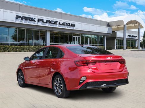 Used 2023 Kia Forte LXS w/ LXS Technology Package image 4