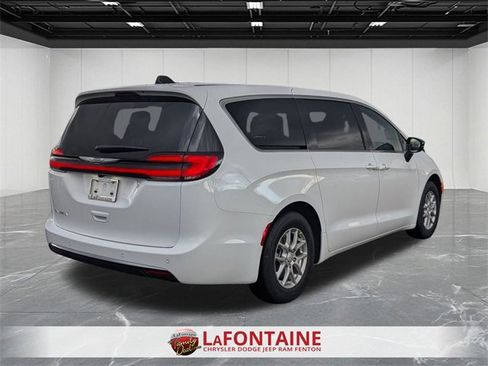 New 2026 Chrysler Pacifica Select image 5