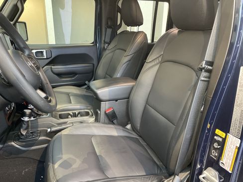 Used 2025 Jeep Gladiator Sport AWD/4WD image 17