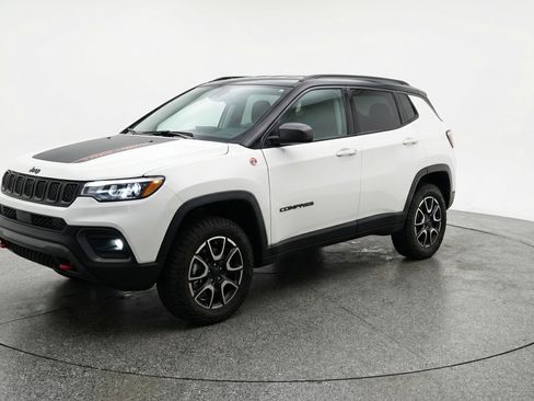 Used 2025 Jeep Compass Trailhawk AWD/4WD image 3