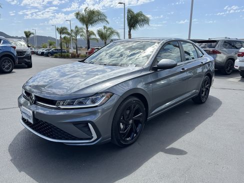 Used 2025 Volkswagen Jetta SE w/ Sunroof Package FWD image 4