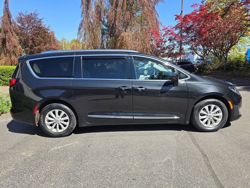 Used 2018 Chrysler Pacifica Touring-L w/ Premium Audio Group FWD image 3