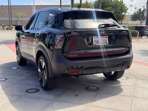 Certified 2025 Nissan Kicks SR FWD image 6