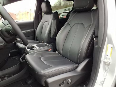 New 2026 Chrysler Pacifica Select FWD image 4