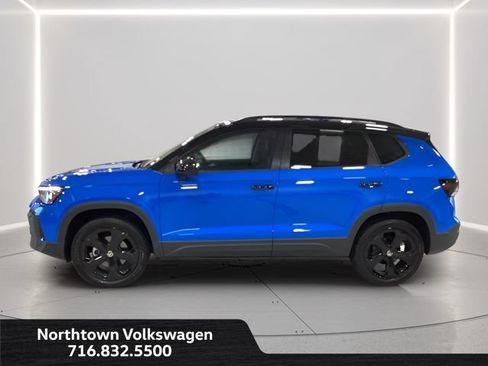 Certified 2025 Volkswagen Taos SE AWD/4WD image 2