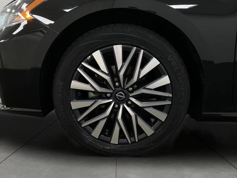 Certified 2025 Nissan Altima 2.5 SV FWD image 11