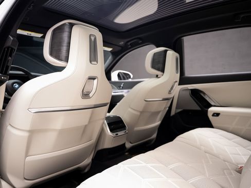 Used 2024 BMW i7 xDrive60 image 68