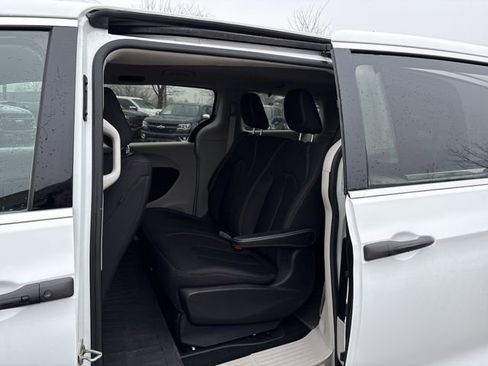 Used 2020 Chrysler Voyager L image 23