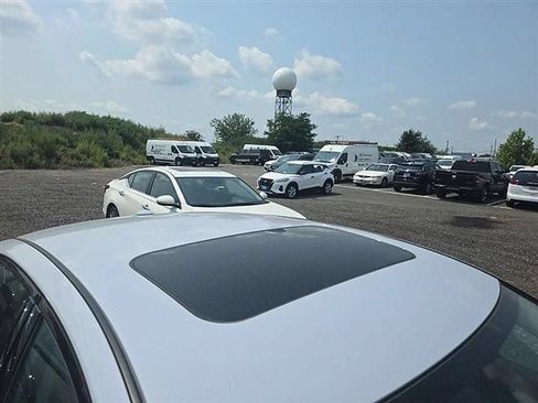 Used 2023 Nissan Altima 2.5 SR w/ SR Premium Package FWD image 5
