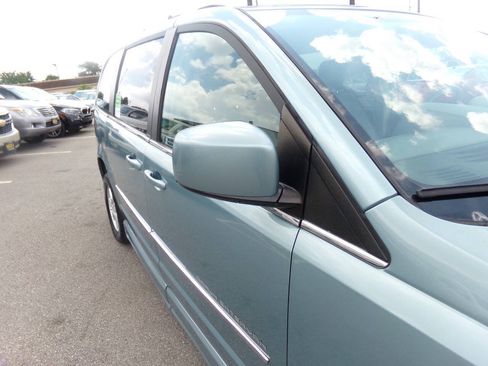 Used 2010 Chrysler Town & Country Touring FWD image 36