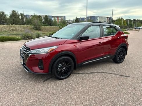 Used 2023 Nissan Kicks SR w/ SR Premium Package FWD image 3