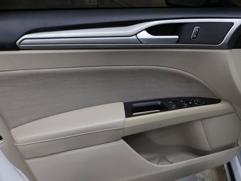 Used 2020 Ford Fusion SE image 16