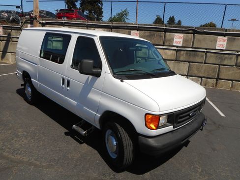 Used 2004 Ford E-350 and Econoline 350 Super Duty RWD image 3