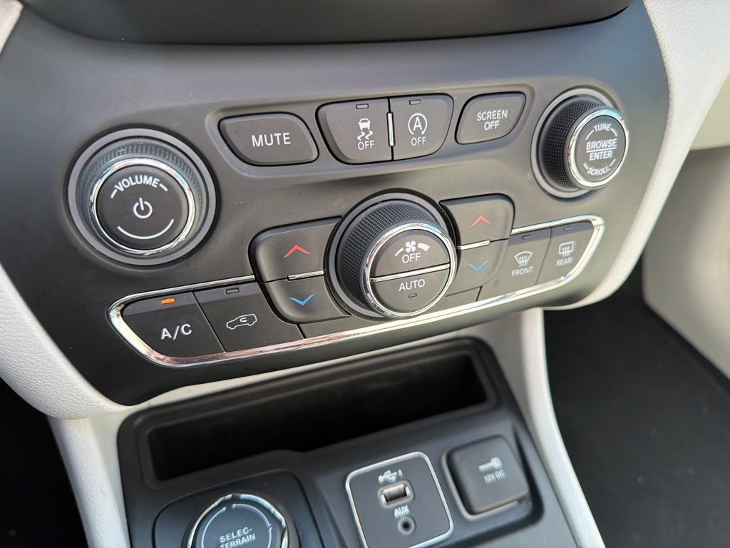 Used 2021 Jeep Cherokee Limited AWD/4WD image 27