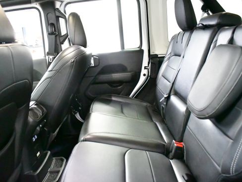 Used 2022 Jeep Wrangler Unlimited Sahara w/ Cold Weather Group image 14