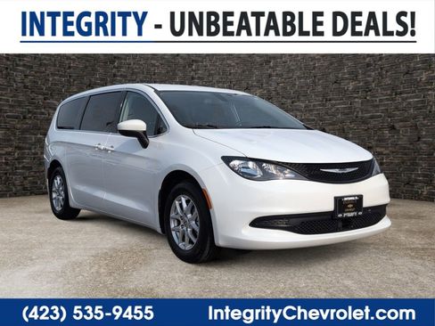 Used 2022 Chrysler Voyager LX FWD image 1