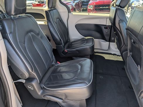 Used 2023 Chrysler Pacifica Limited image 11