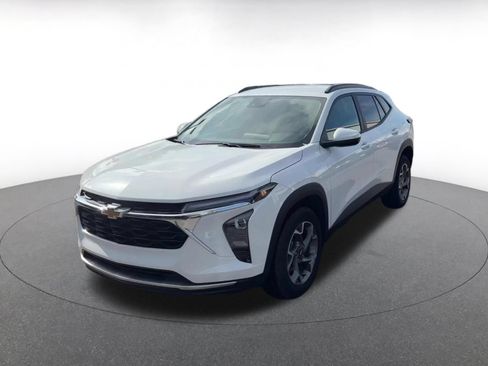 Used 2025 Chevrolet Trax LT FWD image 4