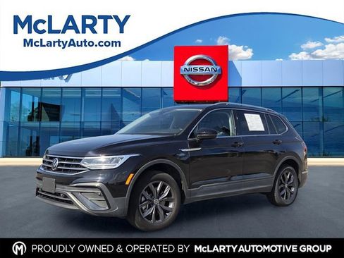 Used 2023 Volkswagen Tiguan SE AWD/4WD image 1