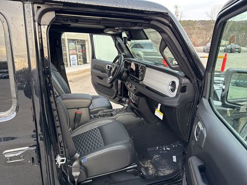 New 2025 Jeep Wrangler Unlimited Sahara w/ Technology Group AWD/4WD image 10