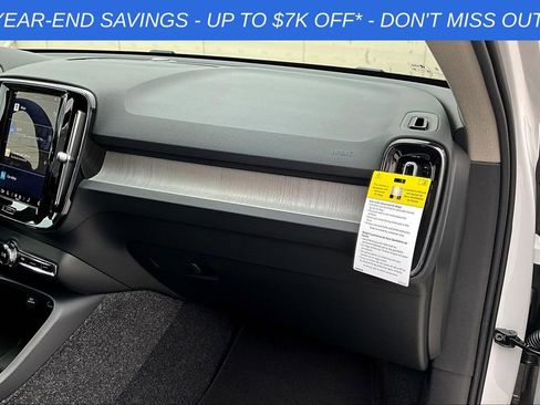 Used 2025 Volvo XC40 B5 Core image 18