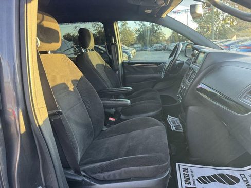 Used 2017 Dodge Grand Caravan SE image 16