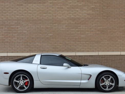 Used 2000 Chevrolet Corvette Coupe w/ Memory Pkg RWD image 3