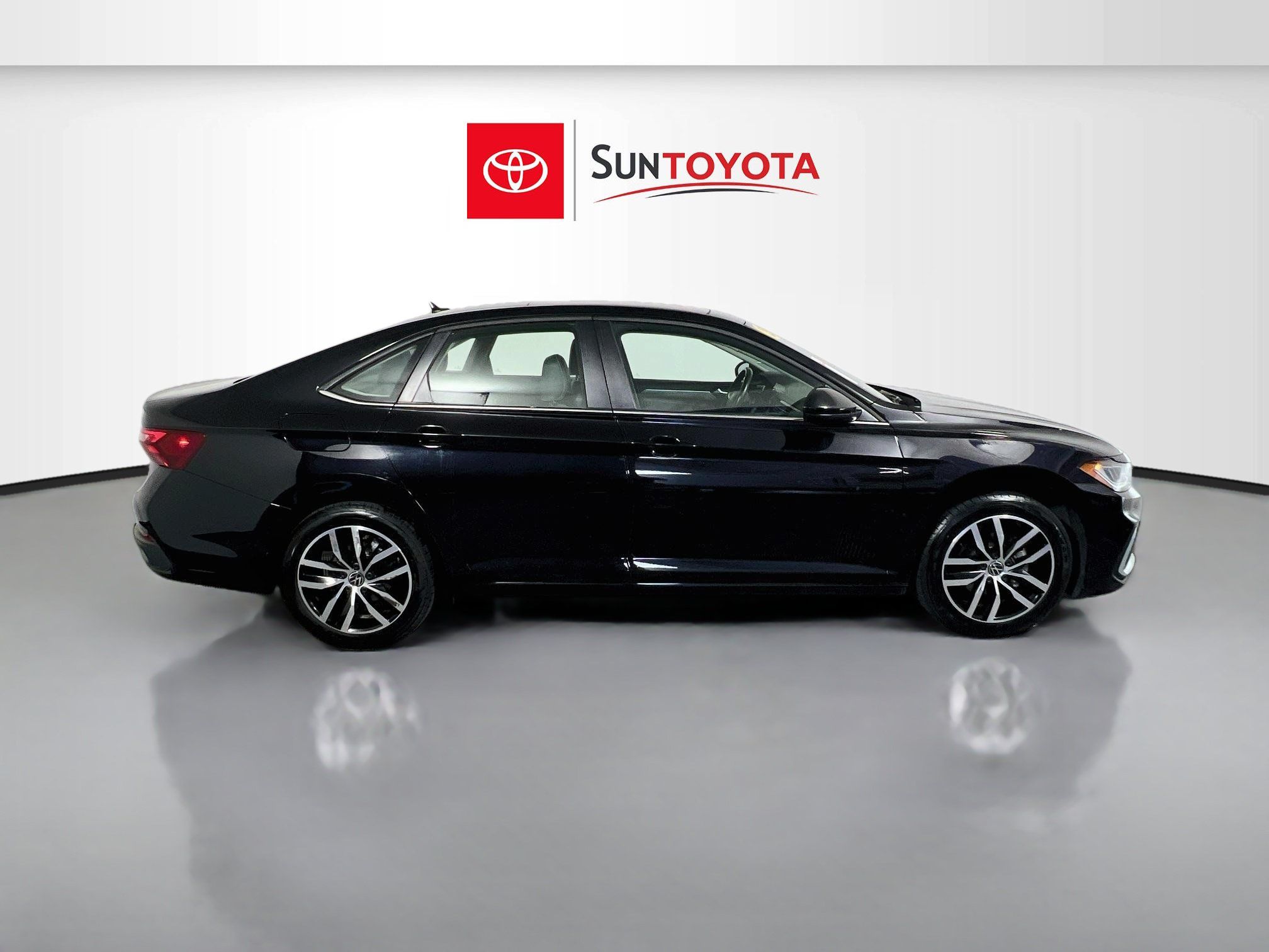 Used 2025 Volkswagen Jetta SE FWD image 2
