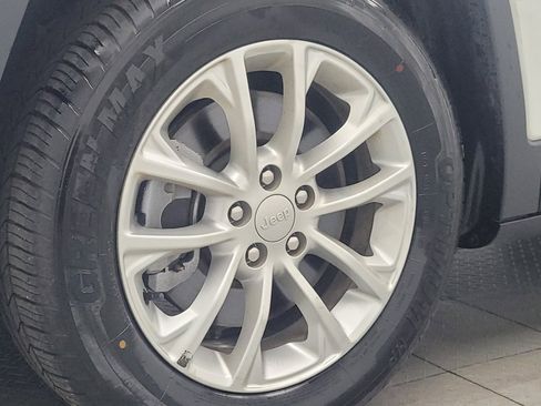 Used 2019 Jeep Cherokee Latitude w/ Popular Appearance Group FWD image 31