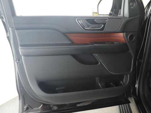 Used 2020 Lincoln Navigator 2WD image 8