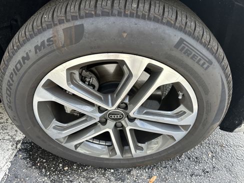 Used 2025 Audi Q5 Premium w/ Convenience Package image 6