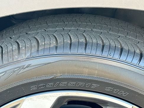 Used 2025 Hyundai Venue SEL FWD image 30