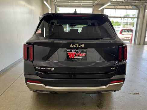 New 2025 Kia Sorento S image 9