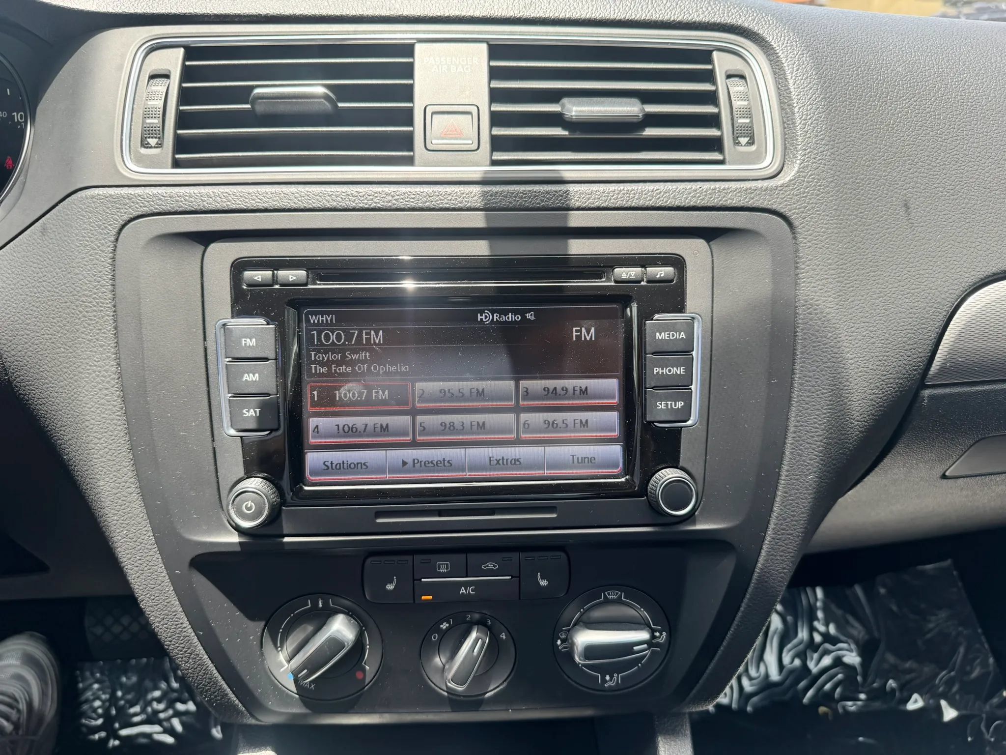 Used 2015 Volkswagen Jetta Sport FWD image 30
