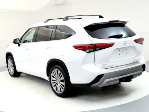 Used 2023 Toyota Highlander Platinum image 4