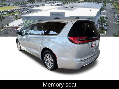 Used 2024 Chrysler Pacifica Touring-L image 6