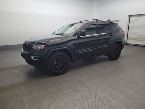 Used 2019 Jeep Grand Cherokee Laredo image 2