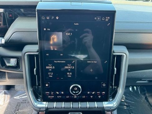 Used 2025 GMC Yukon Denali AWD/4WD image 17