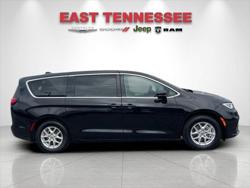 Used 2024 Chrysler Pacifica Touring-L image 2