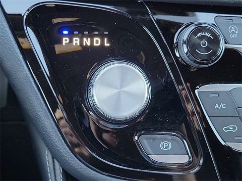 New 2026 Chrysler Pacifica Limited w/ Uconnect Theater Family Group image 16