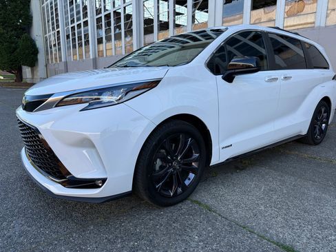 Used 2021 Toyota Sienna XSE w/ XSE Plus Package FWD image 49