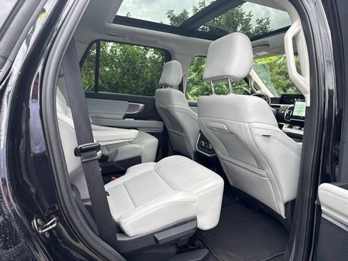 Used 2025 Ford Expedition Platinum w/ Driver's Package AWD/4WD image 37