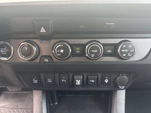 Used 2020 Toyota Tacoma TRD Sport w/ Technology Package AWD/4WD image 17